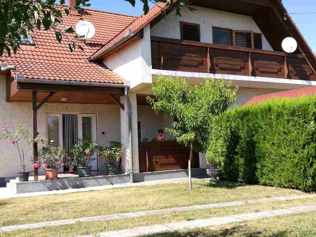 Sára Vendégház Balatonkeresztúr Extérieur photo