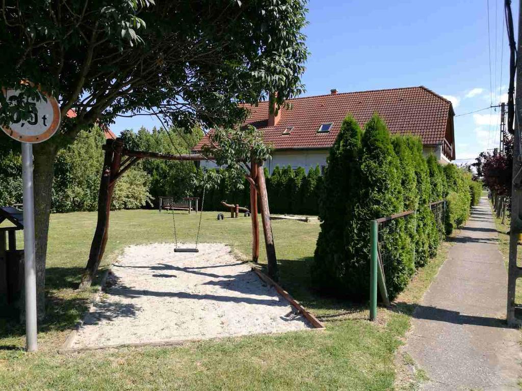 Sára Vendégház Balatonkeresztúr Extérieur photo
